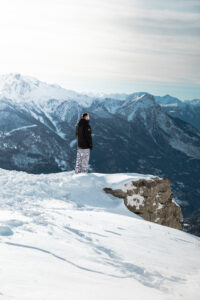 photographe de mariage admirant les montagnes