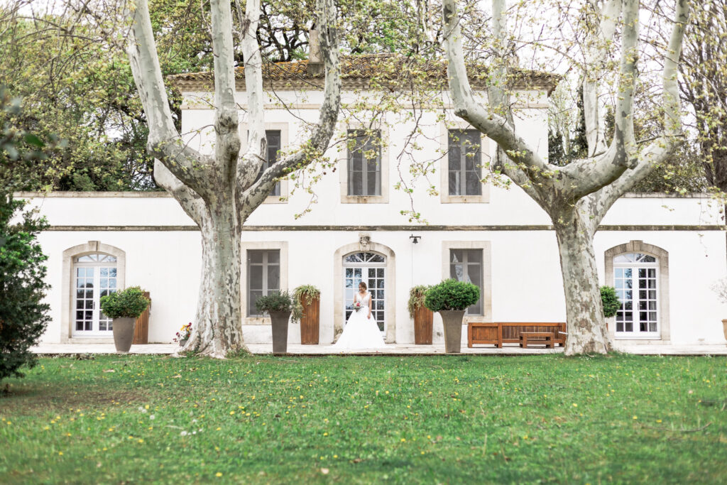 La Mariée devant le mas des Bécasses en Arles