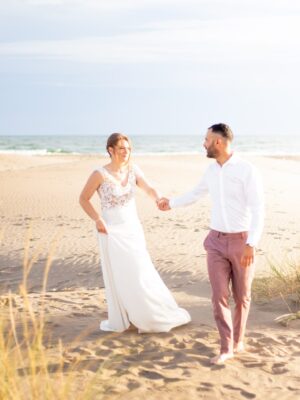 mariés marchant sur une plage camarguaise - Arnaud Froudiere