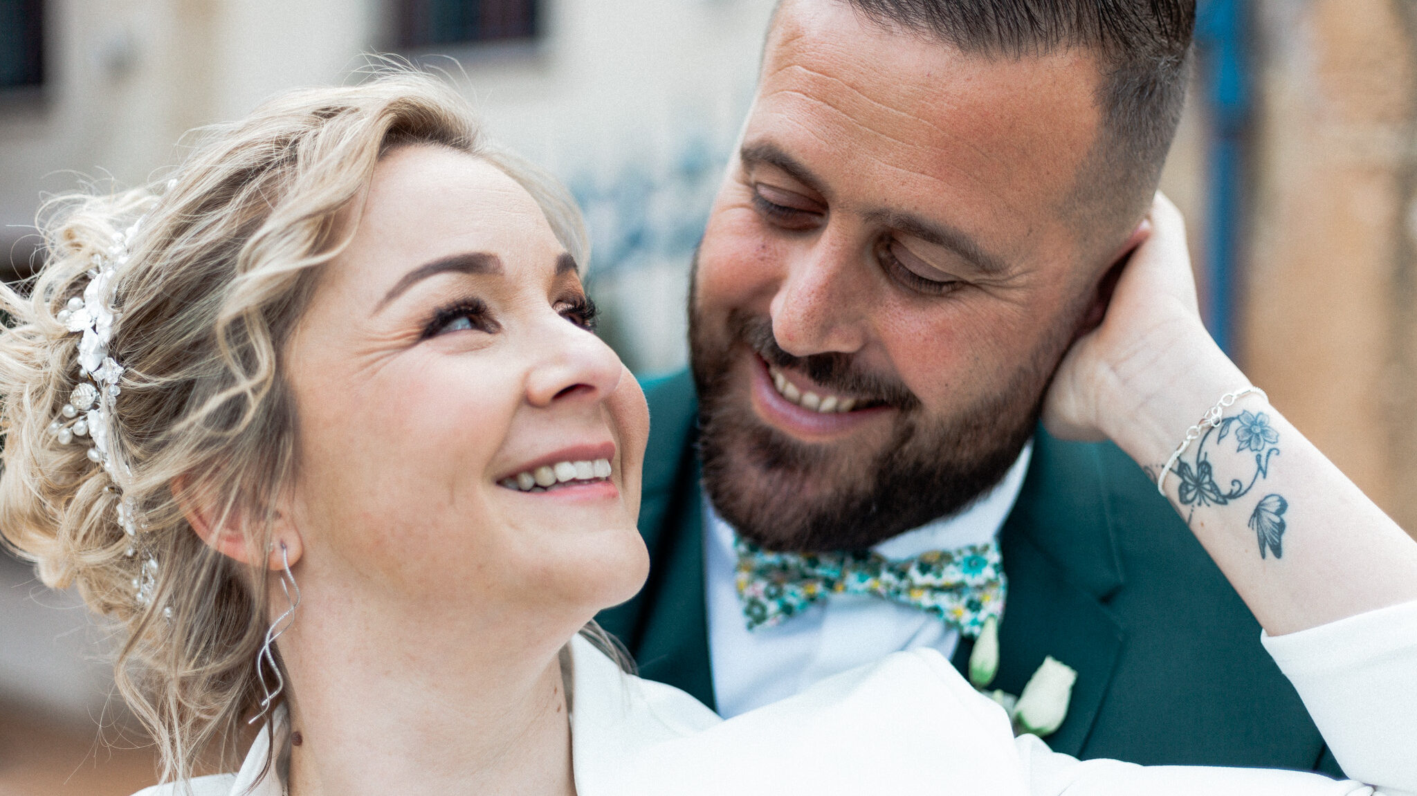 mariés qui sourient lors d'un mariage à Arles