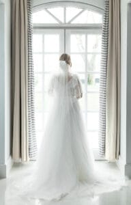 Les préparatifs de la mariée Mariée face à la fenêtre lors des préparatifs