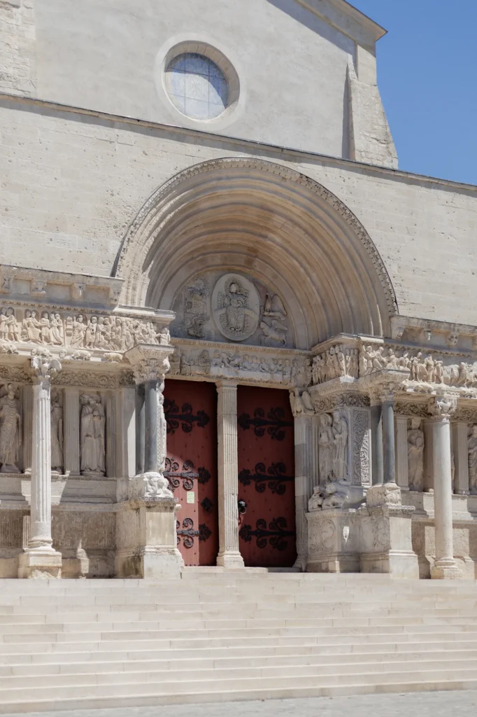 Façade de l’église abbatiale de Saint-Gilles du Gard avant une cérémonie de mariage