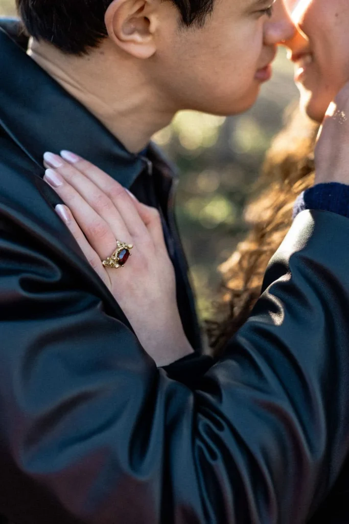 Gros plan sur un couple fiancé avec la bague visible pendant une séance photo dans les Alpilles