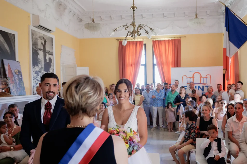 Mariés face à l’officiante pendant leur cérémonie civile à la mairie