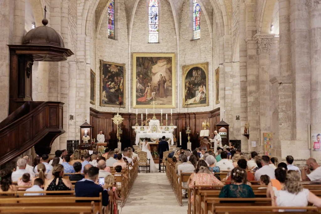 Vue générale d’une cérémonie de mariage dans l’église abbatiale de Saint-Gilles du Gard
