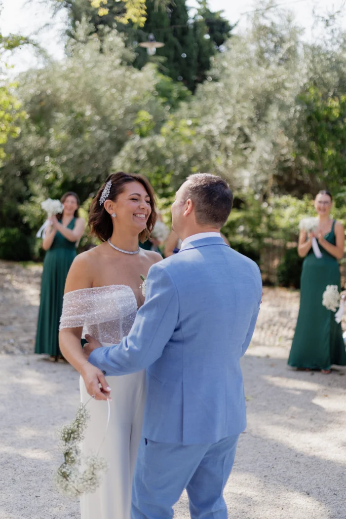 Couple de mariés échangeant un regard complice pendant le firstlook