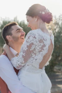 Couple de mariés partageant un moment tendre pendant leur séance photo