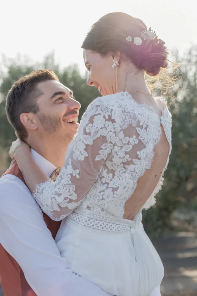 Couple de mariés partageant un moment tendre pendant leur séance photo