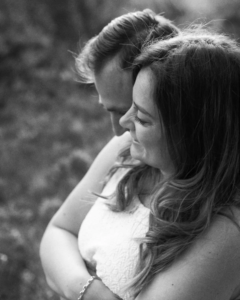 Couple enlacé dans un moment intime photographié en noir et blanc
