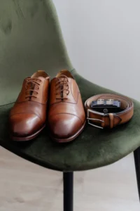 Détail de mariage photographié avec une approche élégante et naturelle