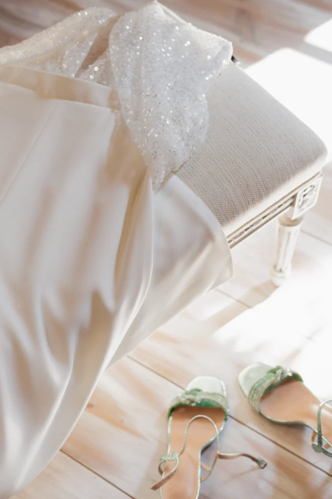 Détails délicats des accessoires de la mariée pendant les préparatifs