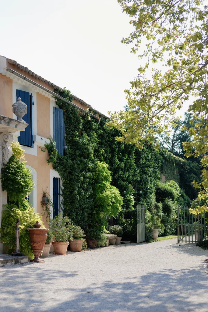 Domaine de mariage entouré de cyprès et de végétation méditerranéenne
