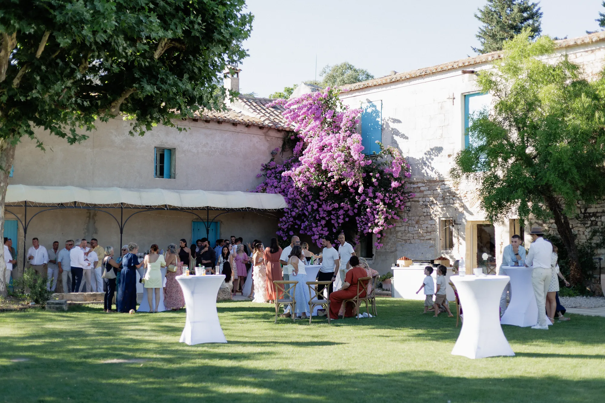 Invités réunis dans le jardin du Prieuré de Signan pendant le cocktail de mariage