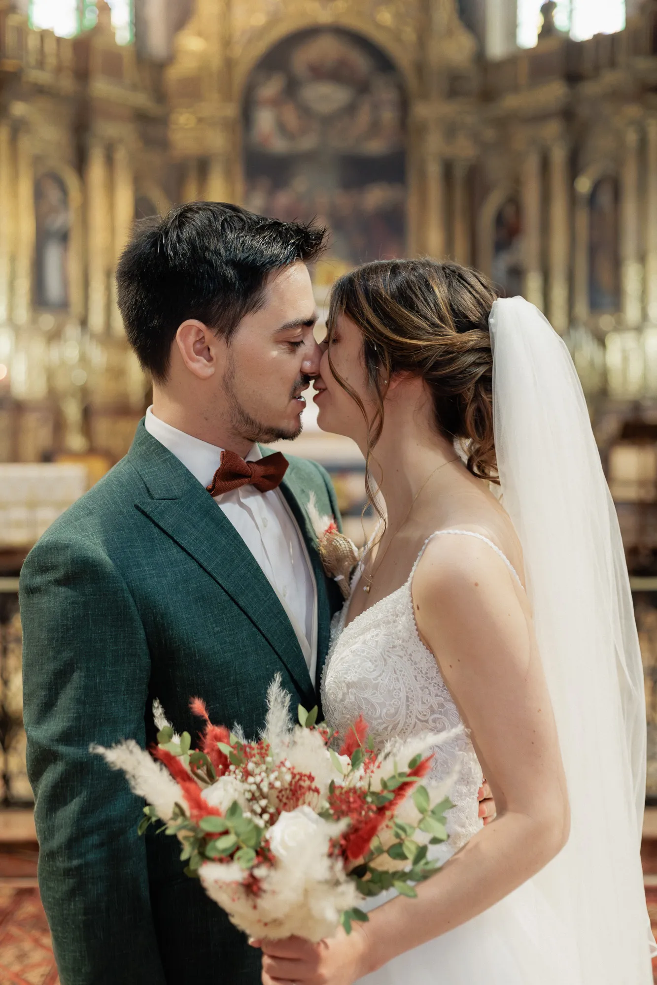 Moment tendre et élégant pendant une cérémonie de mariage dans le Vaucluse