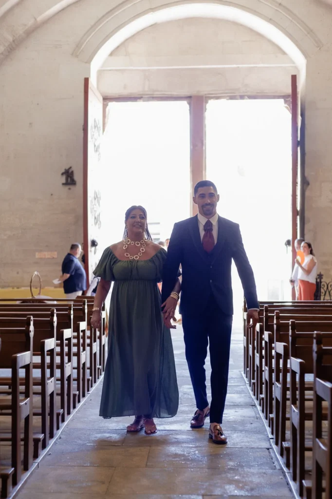 Marié entrant dans l’abbatiale de Saint-Gilles accompagné d’une proche