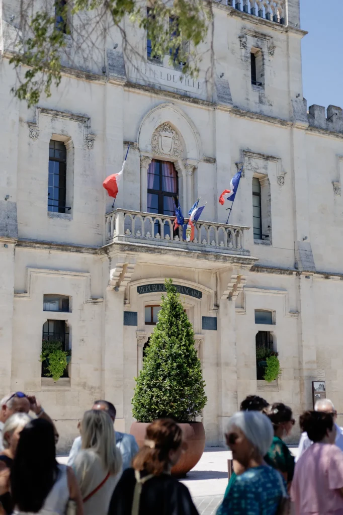 Façade de l’hôtel de ville de Saint-Gilles avant une cérémonie civile de mariage