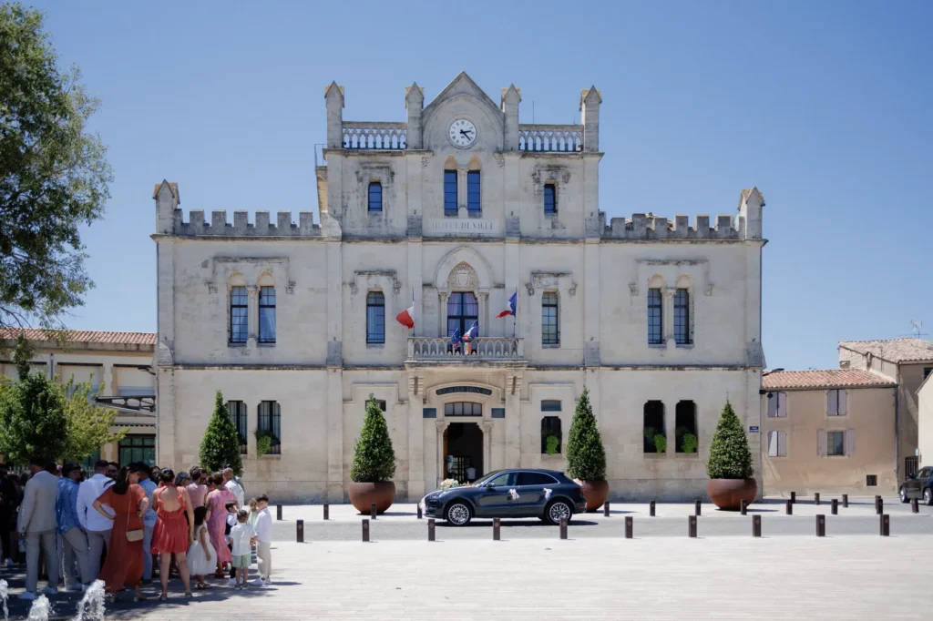 Invités réunis devant la mairie en attendant l’arrivée des mariés