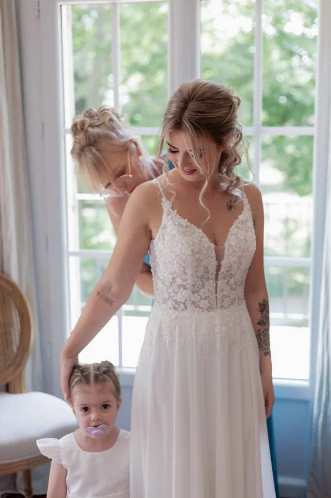 Moment intime pendant les préparatifs d’un mariage en Provence