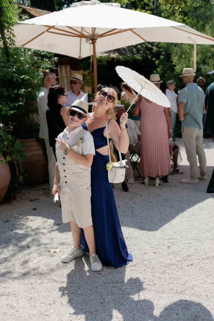 Invités partageant un moment spontané pendant le cocktail de mariage