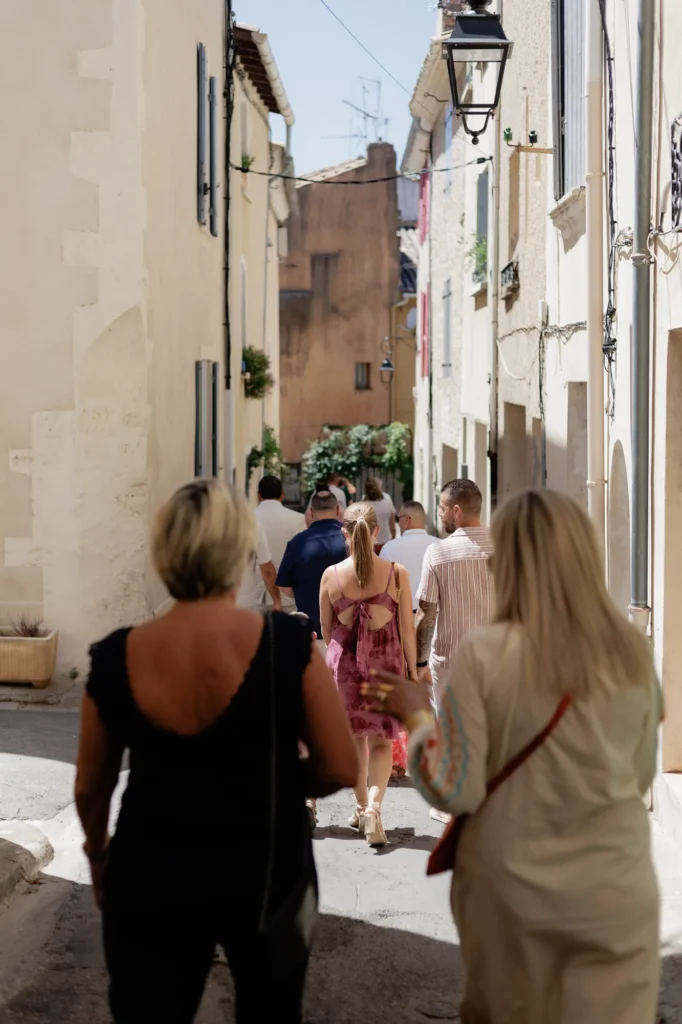 Invités marchant vers l’église abbatiale de Saint-Gilles avant la cérémonie religieuse
