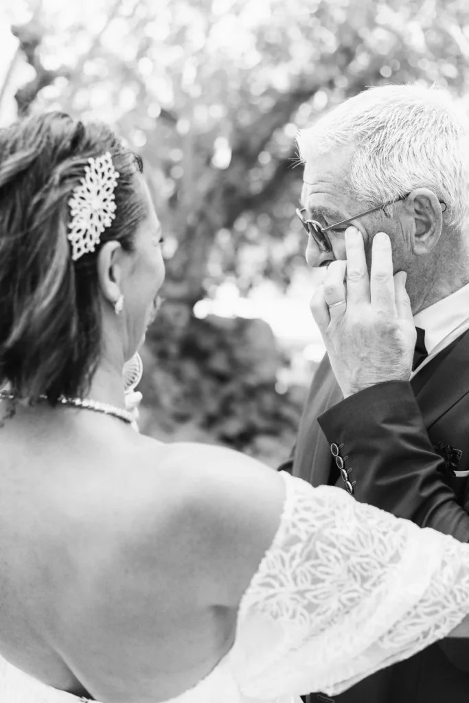 la mariée et son père partageant un moment intime pendant le mariage