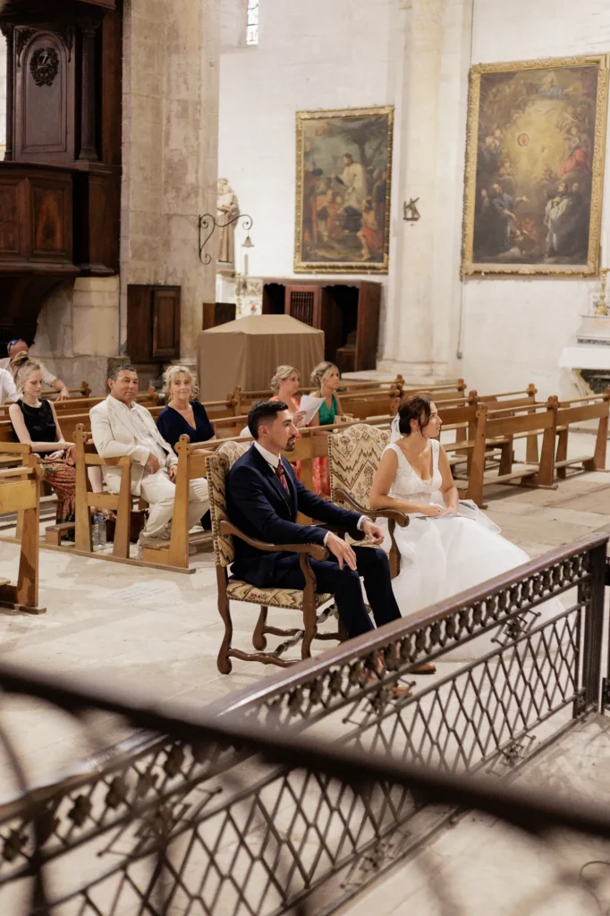 Couple de mariés assis pendant leur cérémonie religieuse dans l’église