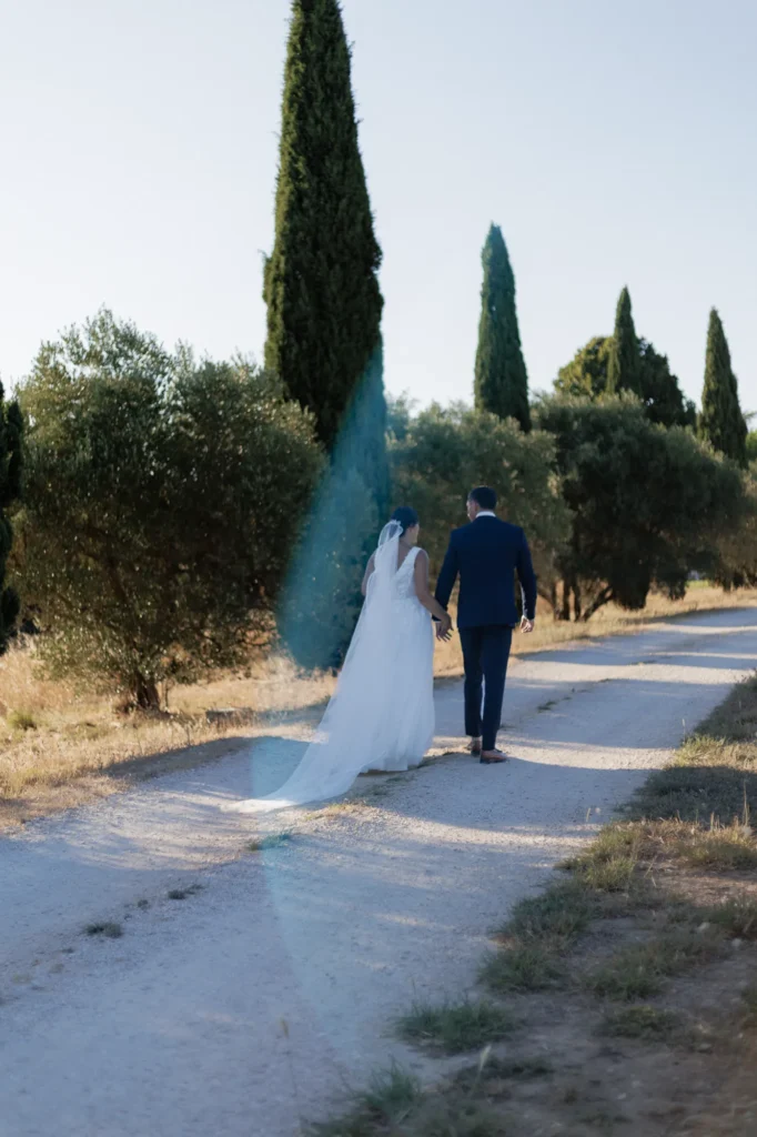 Couple de mariés marchant ensemble sur un chemin près du Prieuré de Signan