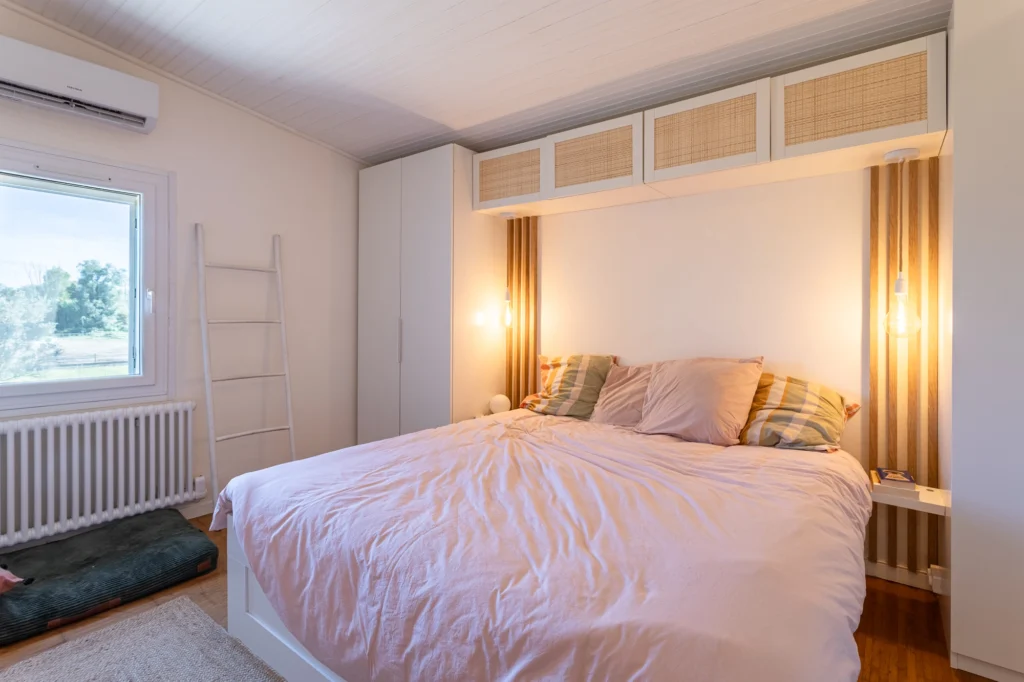 Chambre parentale lumineuse photographiée pour une annonce immobilière
