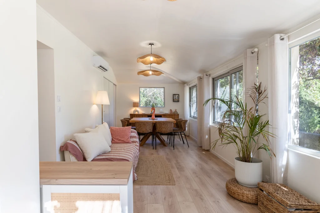 Pièce de vie lumineuse photographiée pour un reportage immobilier dans le Gard