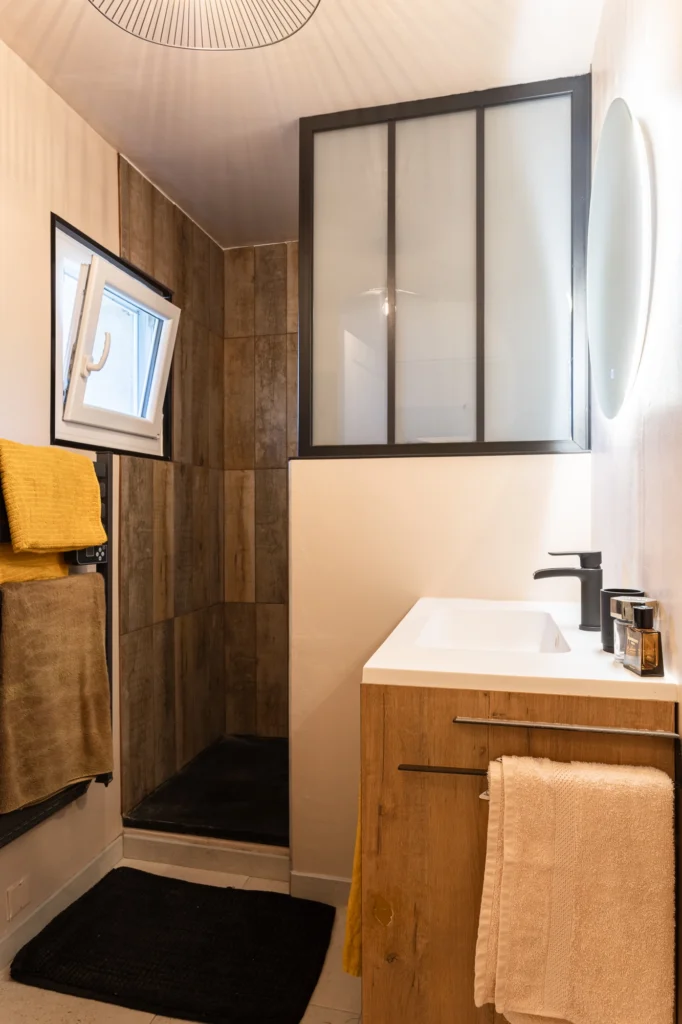 Salle de bain lumineuse photographiée lors d’un reportage immobilier