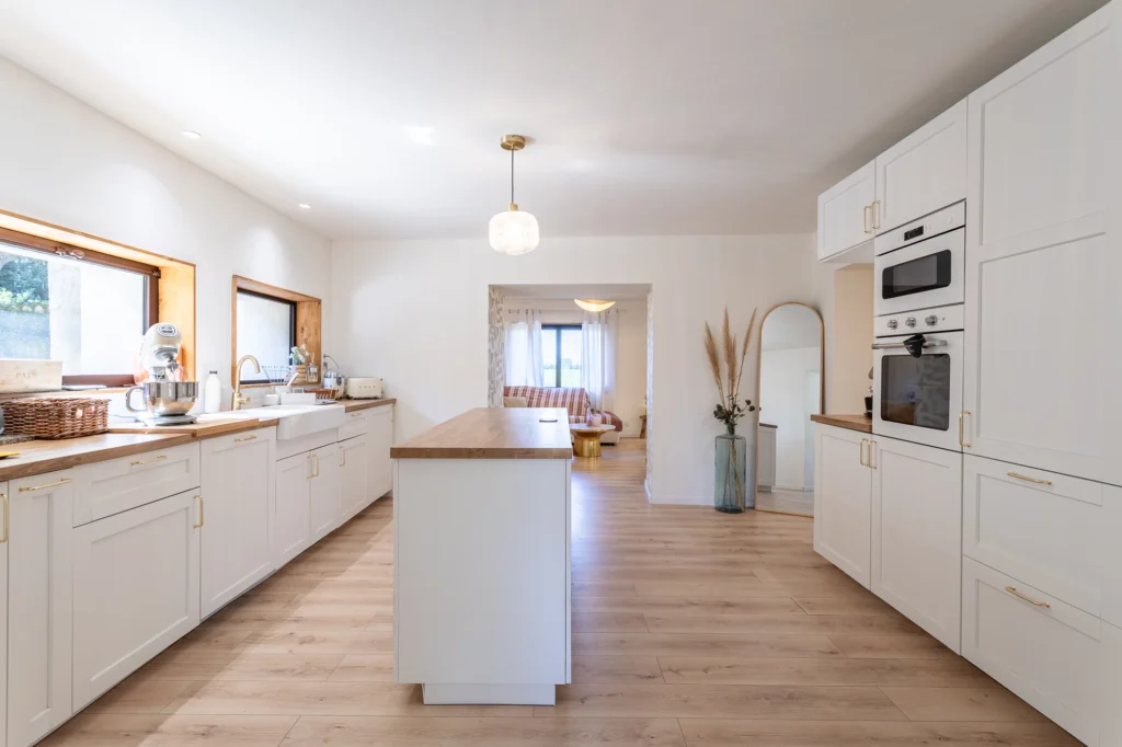 Cuisine contemporaine lumineuse photographiée pour un reportage immobilier