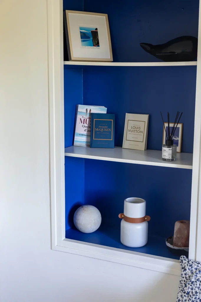 Détail décoratif d’une niche murale dans un intérieur de caractère