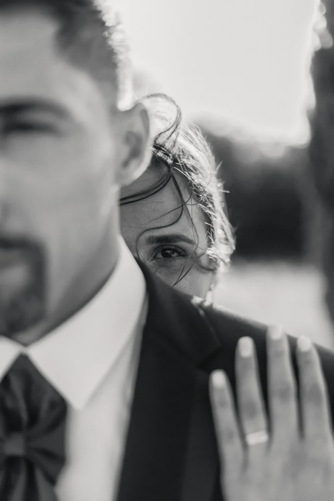 Portrait éditorial rapproché d’un couple de mariés photographié en noir et blanc