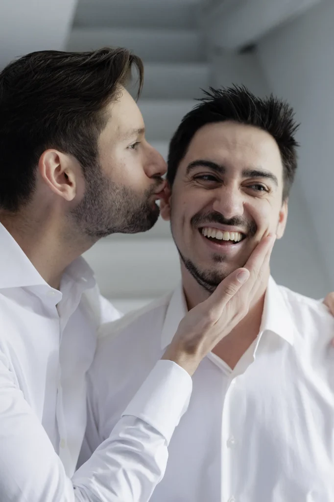 Moment de joie pendant les préparatifs d’un mariage