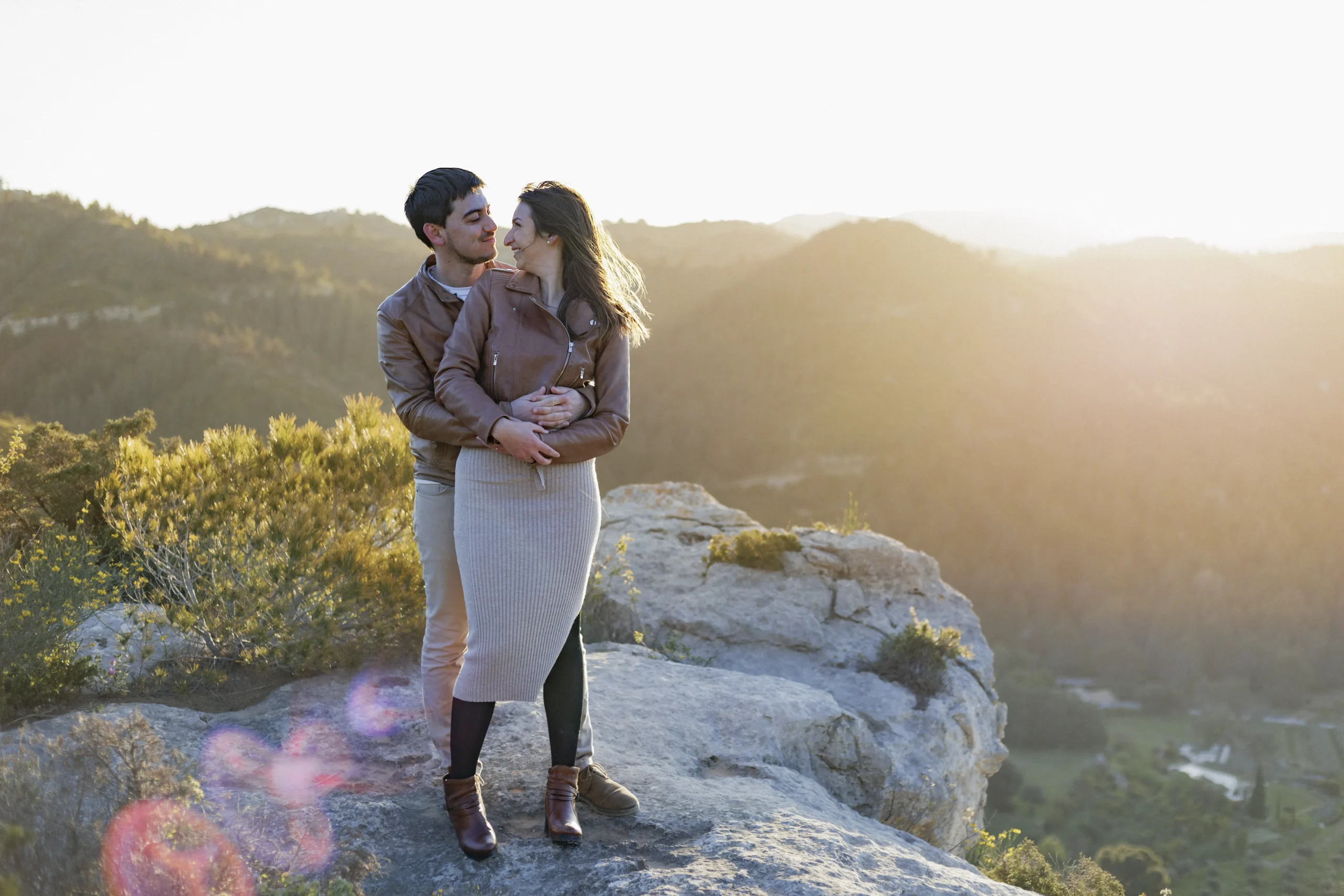 Couple enlacé pendant une séance photo aux Baux-de-Provence