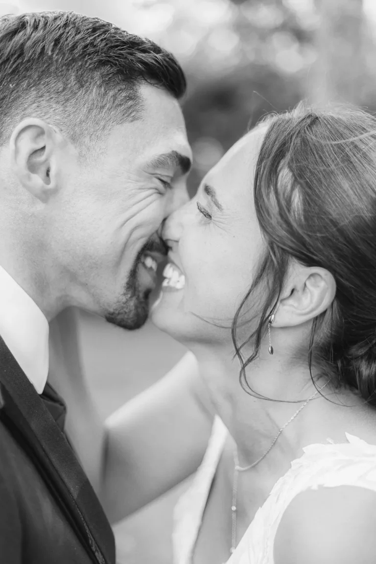 Un couple de mariés partage un moment naturel pendant ses photos de couple