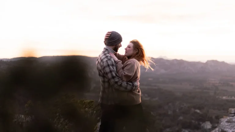 Couple enlacé au lever du soleil lors d’une séance engagement aux Baux-de-Provence