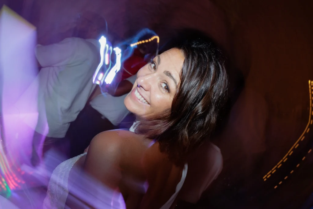 Mariée profitant d’une soirée de mariage photographiée avec énergie