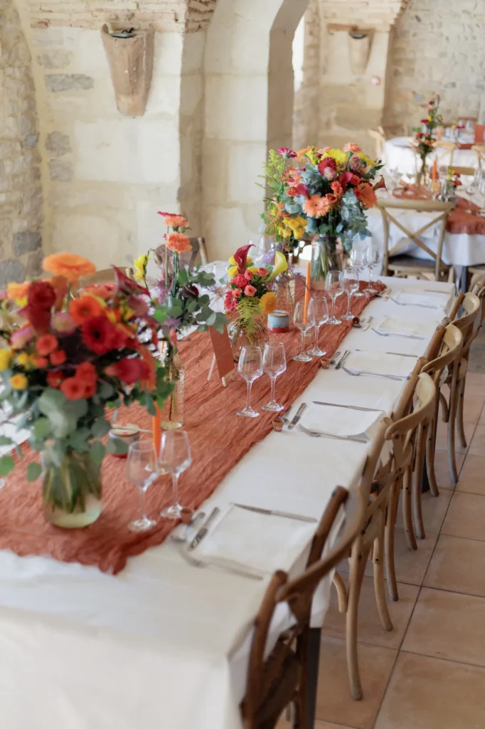 Table de réception décorée de compositions florales colorées au Prieuré de Signan