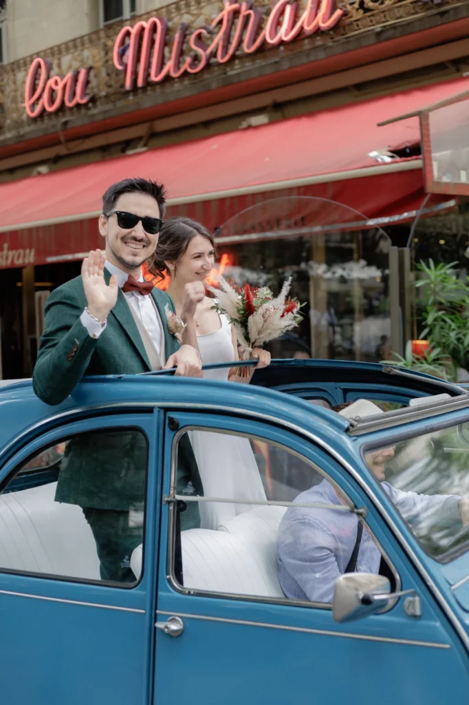 Mathilde et Romain arrivent à Avignon à bord d’une 2CV bleue le jour de leur mariage