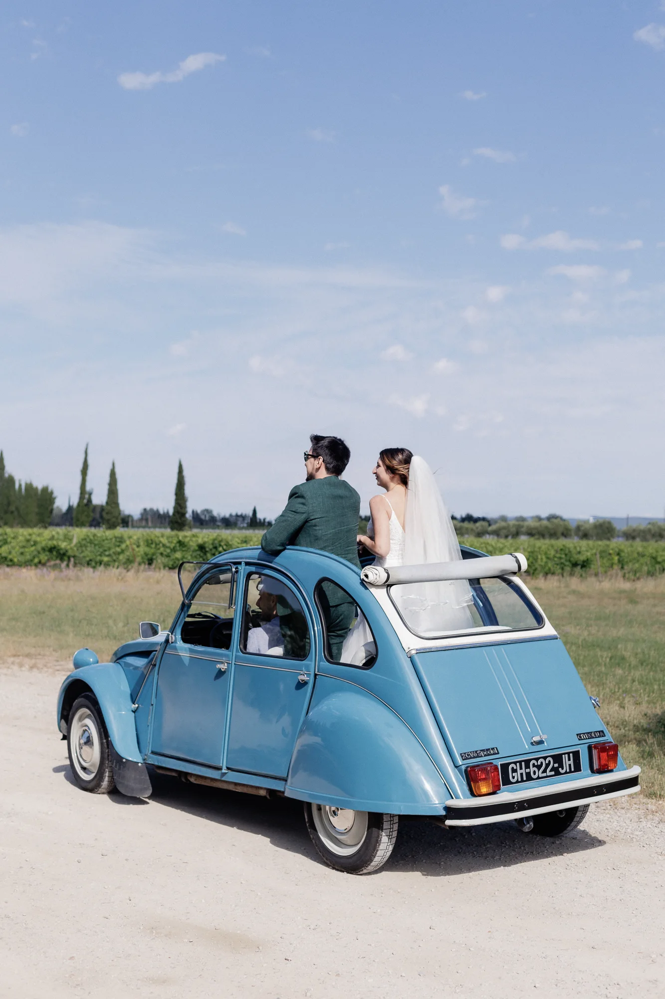 Mathilde et Romain arrivent au Mas des Tourelles à bord de leur 2CV bleue