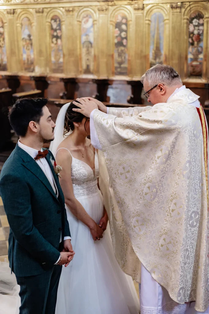 Le prêtre bénit Mathilde et Romain pendant leur mariage à la Basilique Saint-Pierre d’Avignon