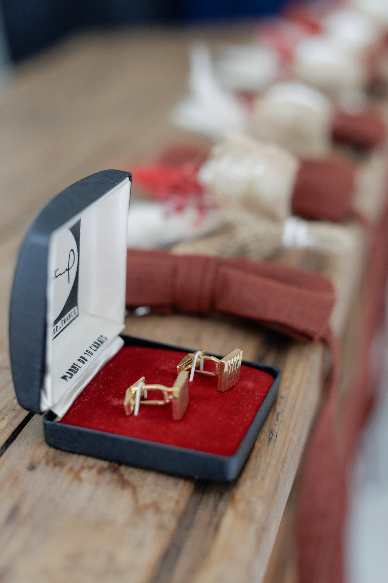 Boutons de manchette dorés de Romain dans leur écrin avant la cérémonie de mariage