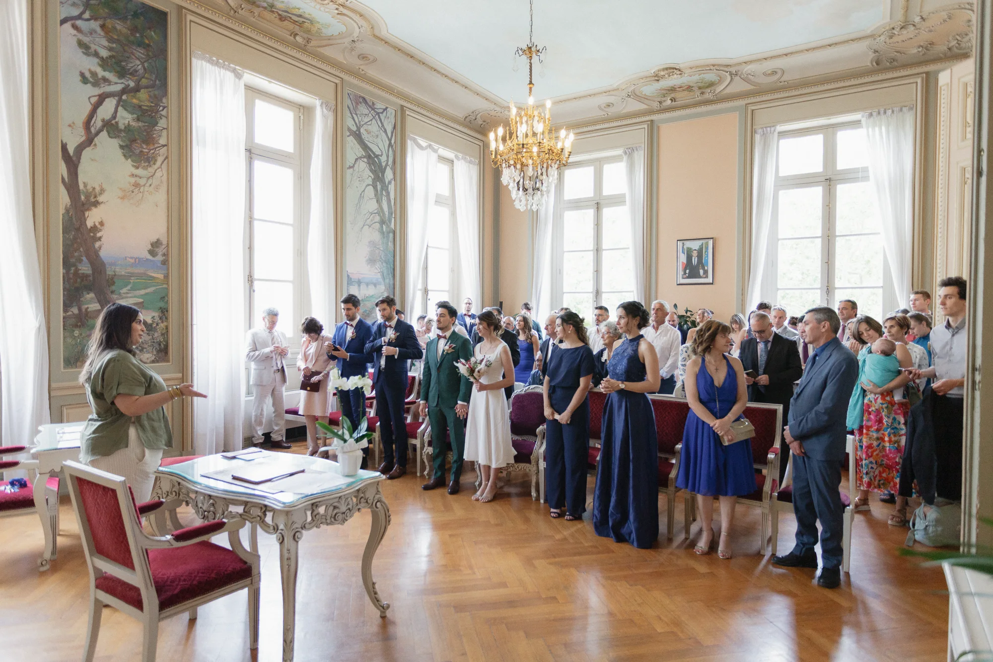 Mathilde et Romain entourés de leurs proches pendant leur cérémonie civile à l’Hôtel de Ville d’Avignon