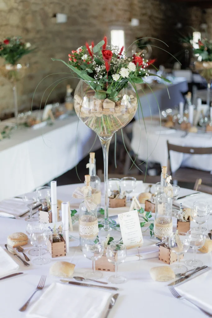 Centre de table fleuri préparé pour le mariage de Mathilde et Romain au Mas des Tourelles