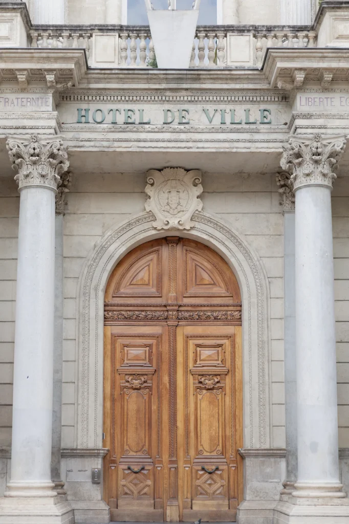 Entrée de l’Hôtel de Ville d’Avignon avant la cérémonie civile de Mathilde et Romain