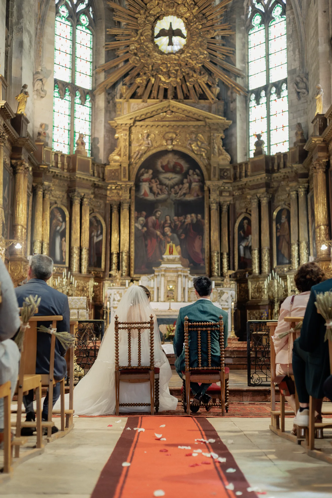 Mathilde et Romain face à l’autel de la Basilique Saint-Pierre d’Avignon pendant leur cérémonie religieuse