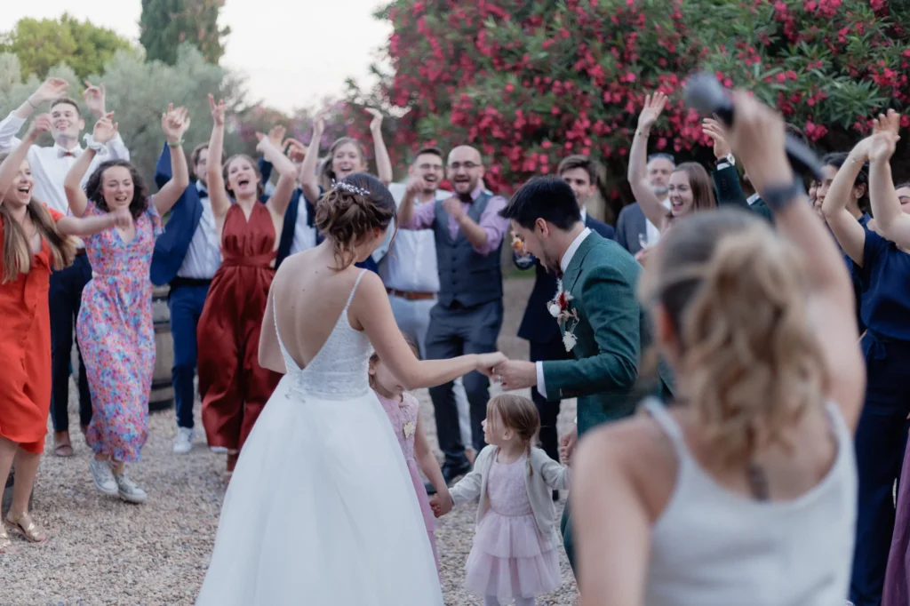 Mathilde, Romain et leurs invités réunis sur la piste de danse au Mas des Tourelles