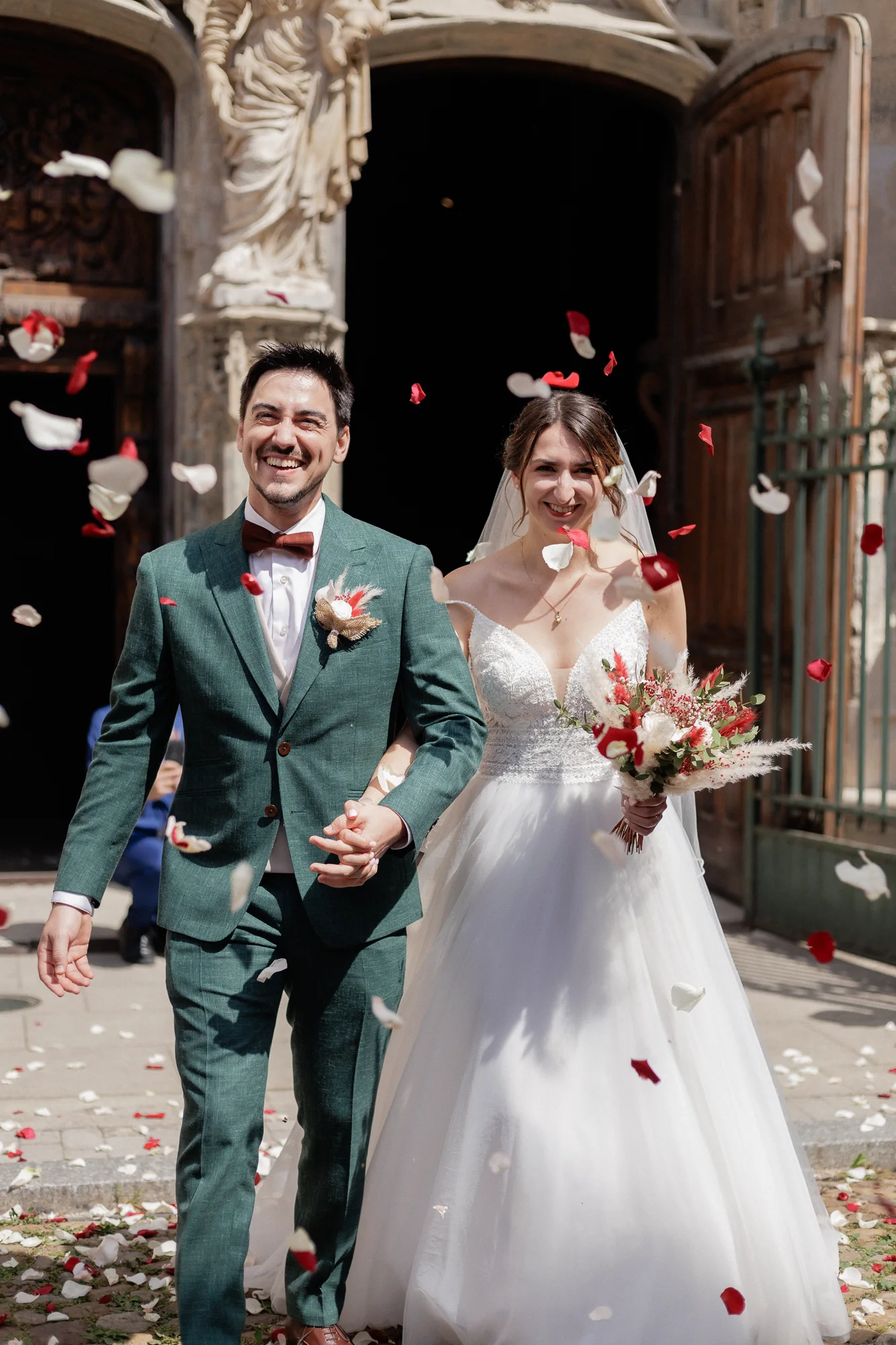 Mathilde et Romain à la sortie de la Basilique Saint-Pierre d’Avignon sous une pluie de pétales
