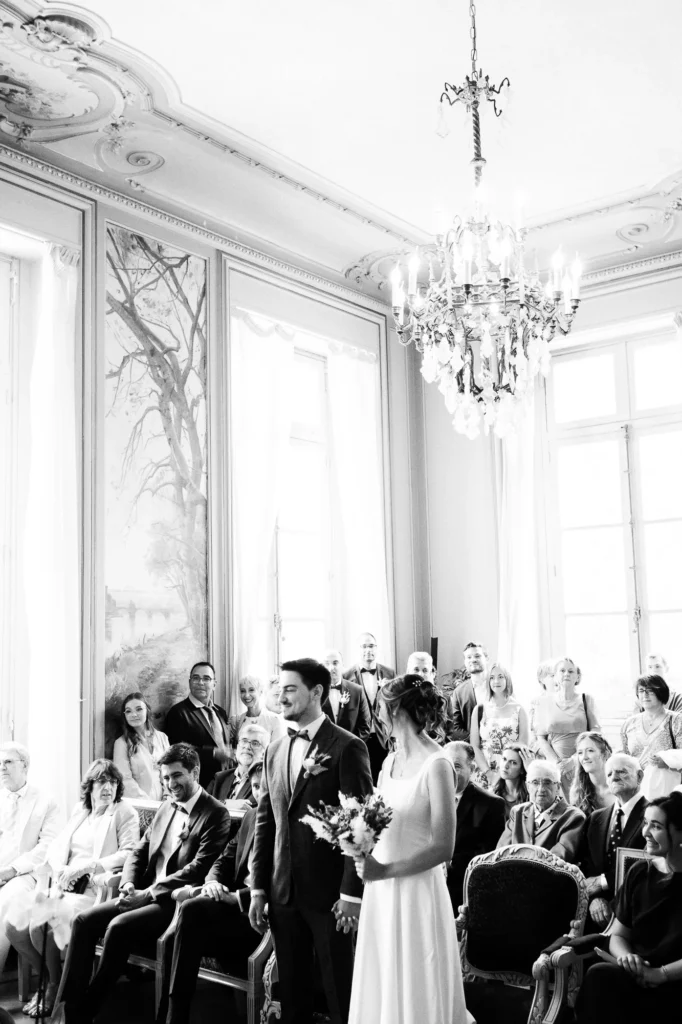 Mathilde et Romain pendant leur mariage civil à Avignon, photographiés en noir et blanc